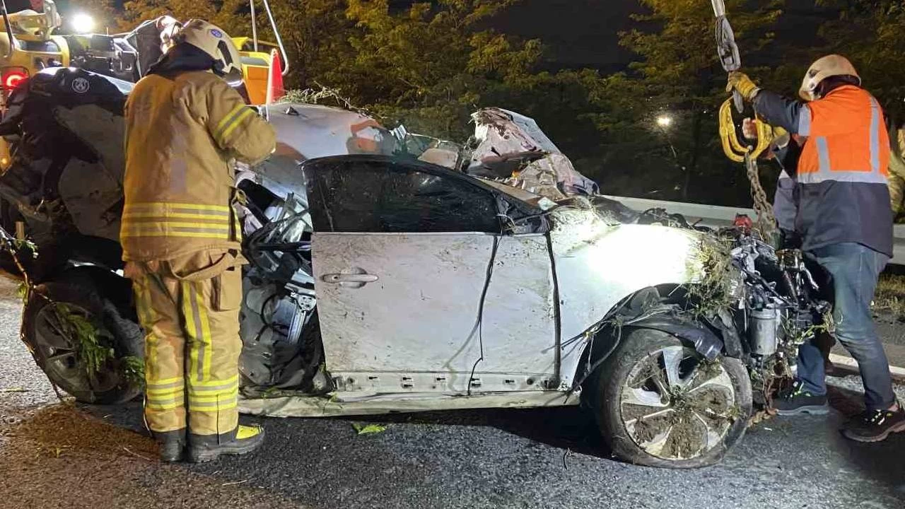 Bariyeri bi�en otomobil hurdaya d�nd�