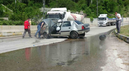 Bariyerlere çarpan aracın LPG tankı yola fırladı