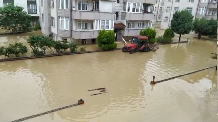 Bartın'da evlerinde mahsur kalanlara traktörle ekmek dağıtıldı