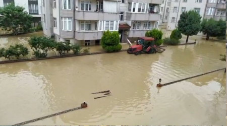 Bartn'da evlerinde mahsur kalanlara traktrle ekmek datld