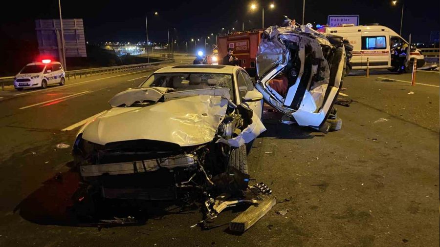 Başakşehir istikametinde 3 araç birbirine girdi: 2'si ağır 9 yaralı