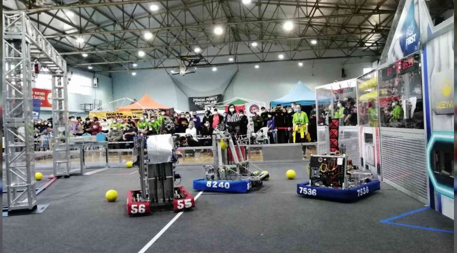 Basketbolcu robotlar Pendik'te sahaya ��kt�