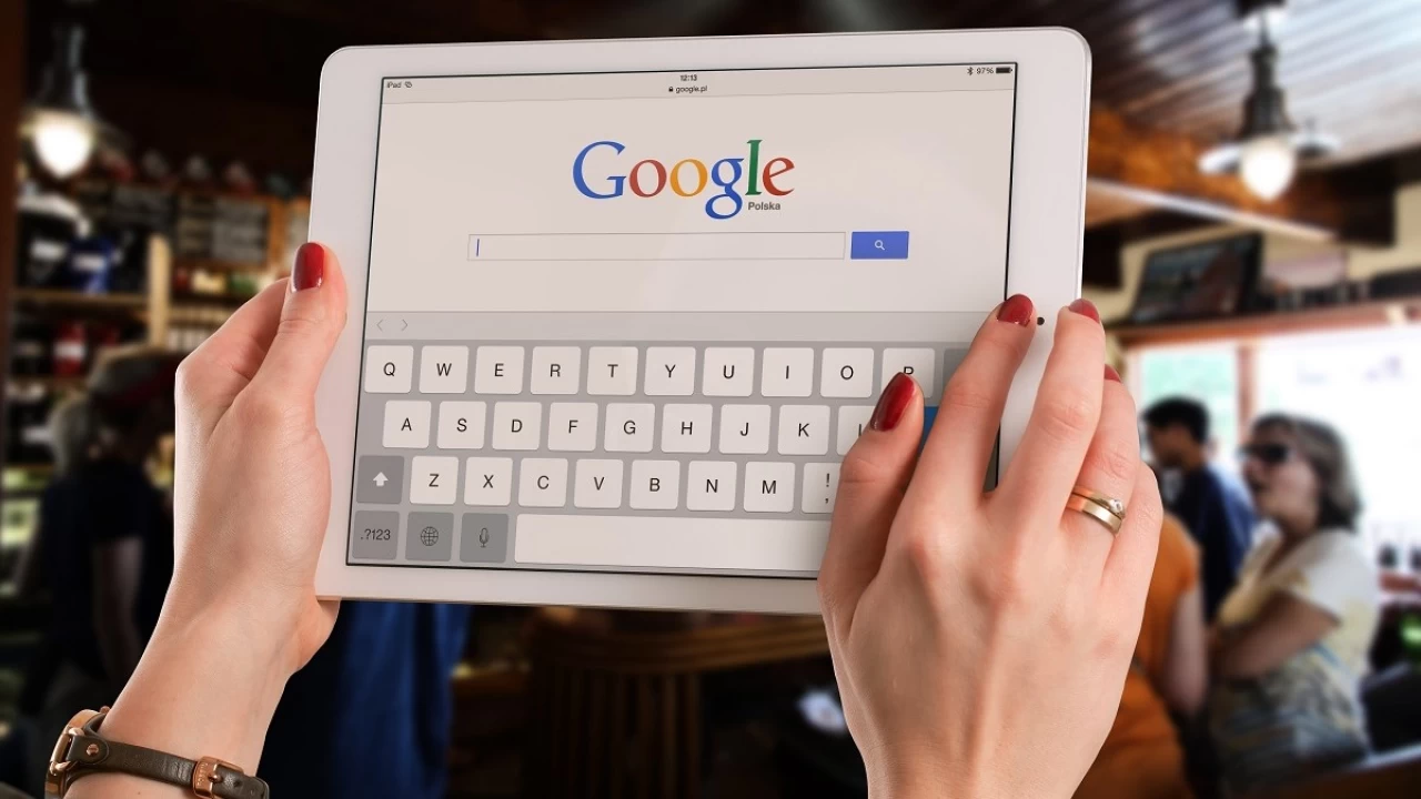 Bazı uzmanlar, Google'ın kullanıcıların aradıkları bilgileri, kendi inançlarına uygun şekilde filtreleyerek sunduğunu ve bu durumun ön yargıları ve toplumsal bölünmeleri derinleştirebileceğini düşünüyor