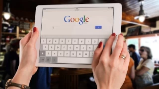 Bazı uzmanlar, Google'ın kullanıcıların aradıkları bilgileri, kendi inançlarına uygun şekilde filtreleyerek sunduğunu ve bu durumun ön yargıları ve toplumsal bölünmeleri derinleştirebileceğini düşünüyor