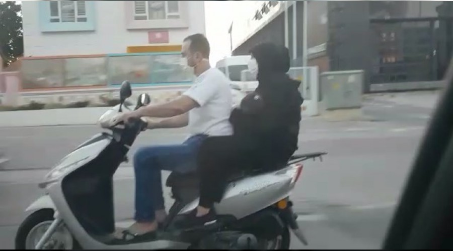 Bebekli iftin motosikletle tehlikeli yolculuu
