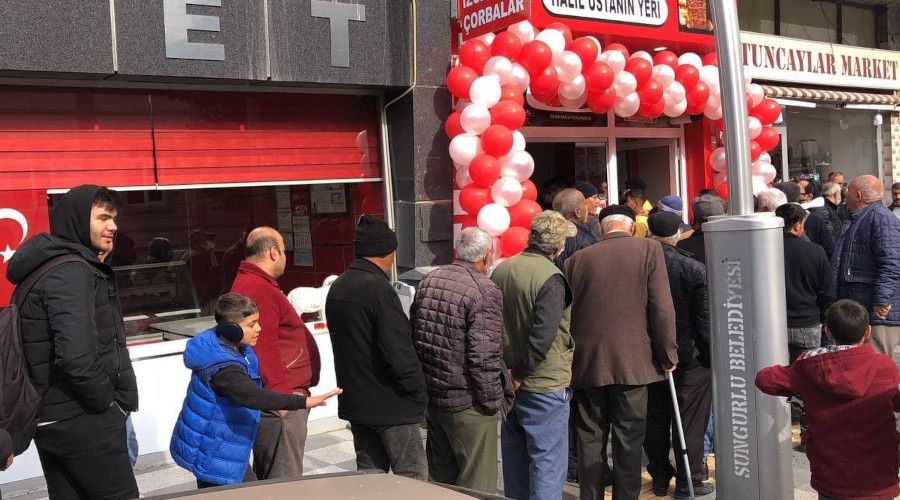 Bedava d�ner ekmek kuyru�u