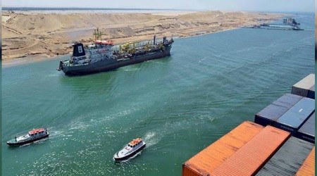Bekleyen tüm gemiler Süveyş Kanalı'ndan geçti