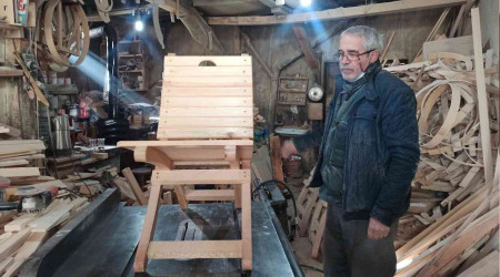 Bel fıtığına yakalandı, özel sandalye üretti