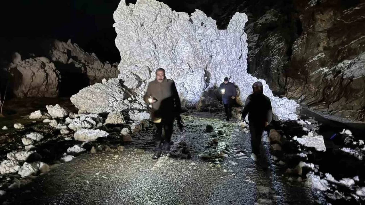 Belediye başkanı düşen çığın üzerinden yürüyerek geçti