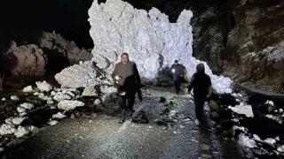 Belediye başkanı düşen çığın üzerinden yürüyerek geçti