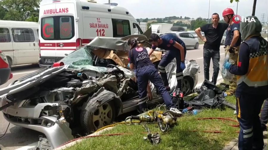 Beton mikseri otomobilin üstüne devrildi: 4 ölü, 3 yaralı