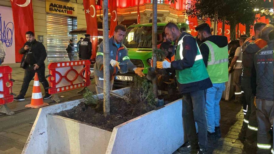 Beton saksılar İstiklal Caddesi'nden kaldırılıyor