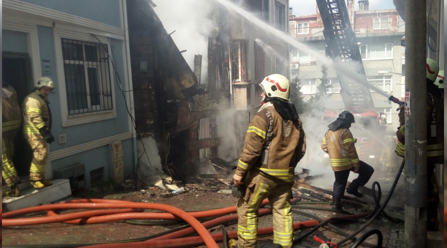 Beyoğlu'nda metruk bina çöktü