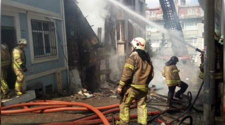 Beyoğlu'nda metruk bina çöktü