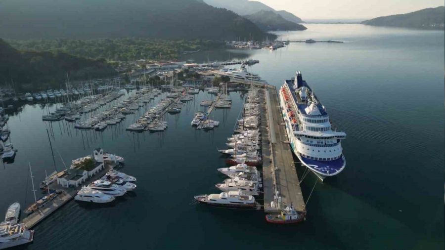 Bin 300 �srailli turist Marmaris'e geldi