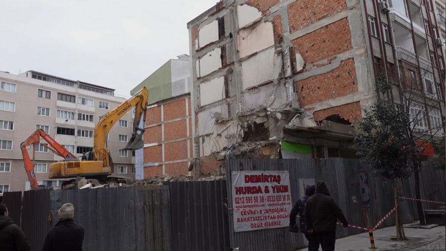 Bina yıkılırken yan bina zarar gördü