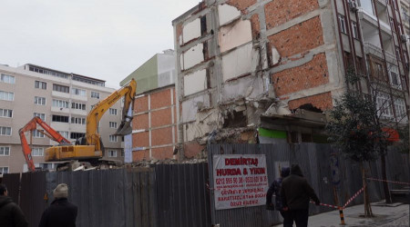 Bina yıkılırken yan bina zarar gördü