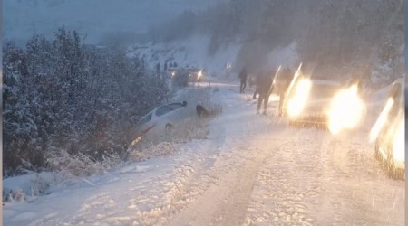 Bingöl'de kar nedeniyle araçlar yolda kaldı