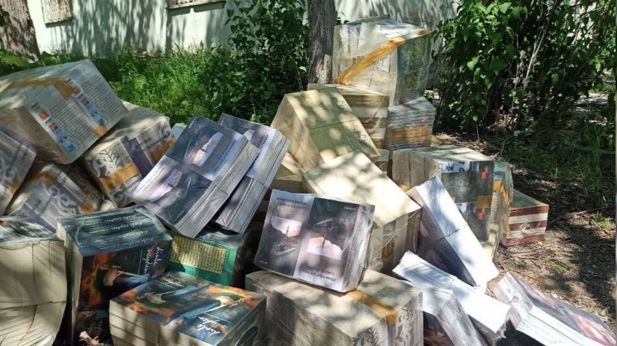 Binlerce kitabı çalıp geri dönüşüm tesisine sattılar