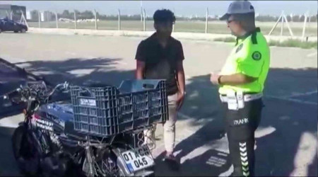 Bir daha motosikleti ayağıyla sürmeyecek!