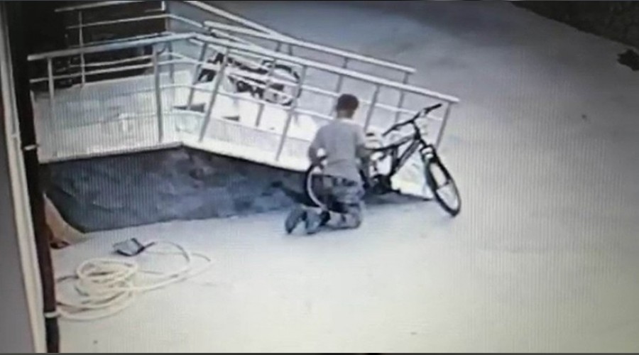 Bisiklet tekeri hırsızlığı kamerada