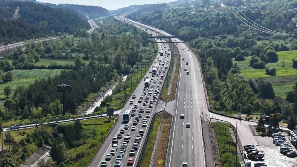 Bolu Da�� T�neli'nden bayramda 1 milyon ara� ge�ti