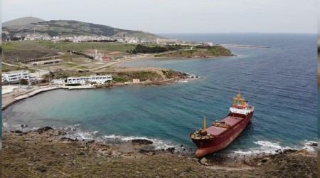 Bozcaada'da karaya oturan gemi kurtarılmayı bekliyor