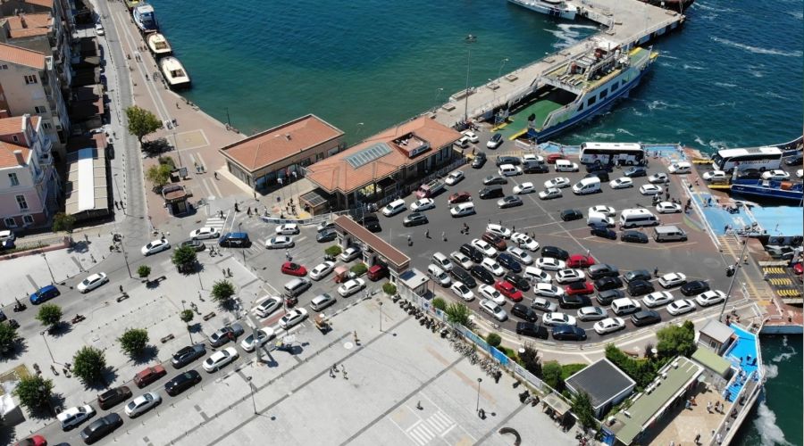 Bozcaada'da tatilcilere feribot işkencesi
