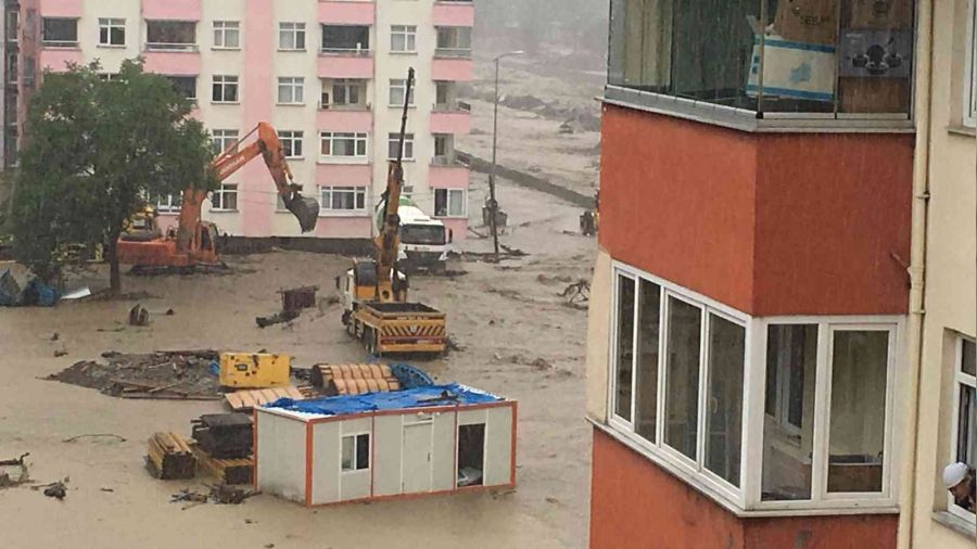Bozkurt'ta Ezine Çayı yeniden taştı