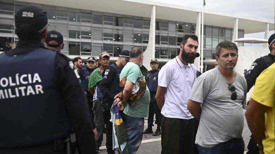 Brezilya'da Bolsonaro destekçisi bin 500 kişi gözaltına alındı