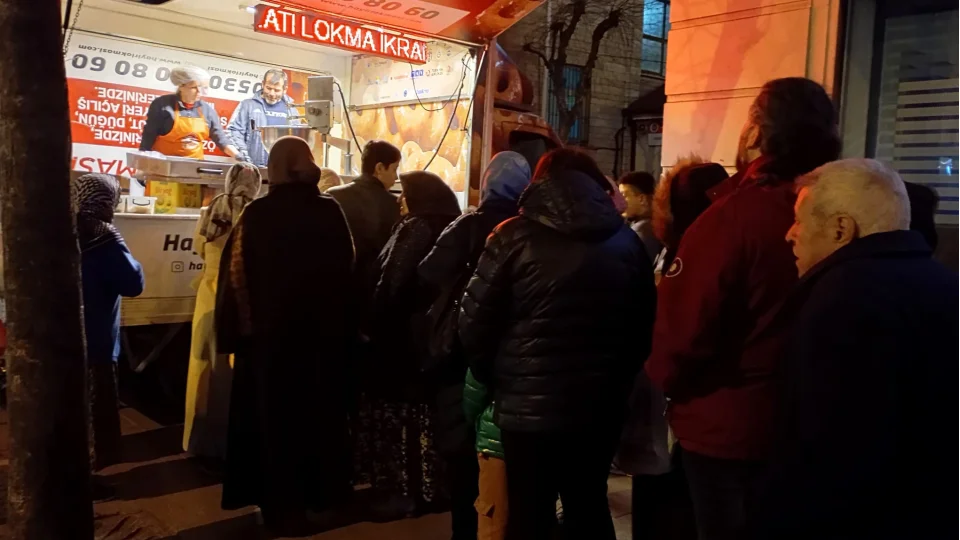 BTP Esenler�de vatanda�lara lokma ikram�nda bulundu