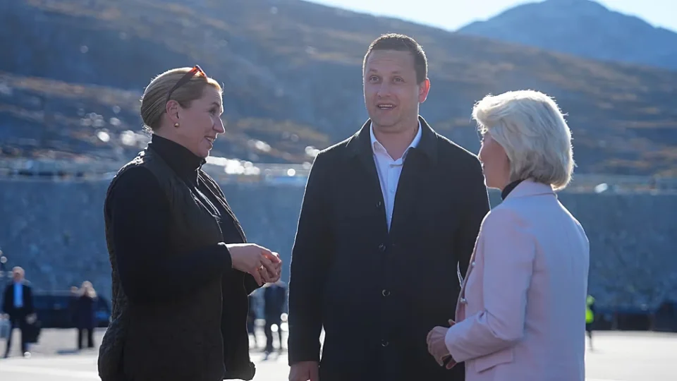  Bu y�l Davos�taki D�nya Ekonomik Forumu y�ll�k toplant�s�nda konu�an von der Leyen, AB�nin Arktik g�venli�i art�rmak i�in Gr�nland�a b�y�k yat�r�m hamlesi �zerinde �al��t���n� s�yledi