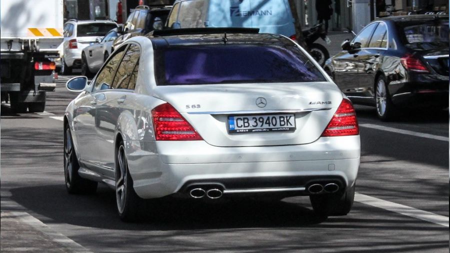 Bulgar plakalı lüks otomobillerde kaçak ürünler ele geçirildi