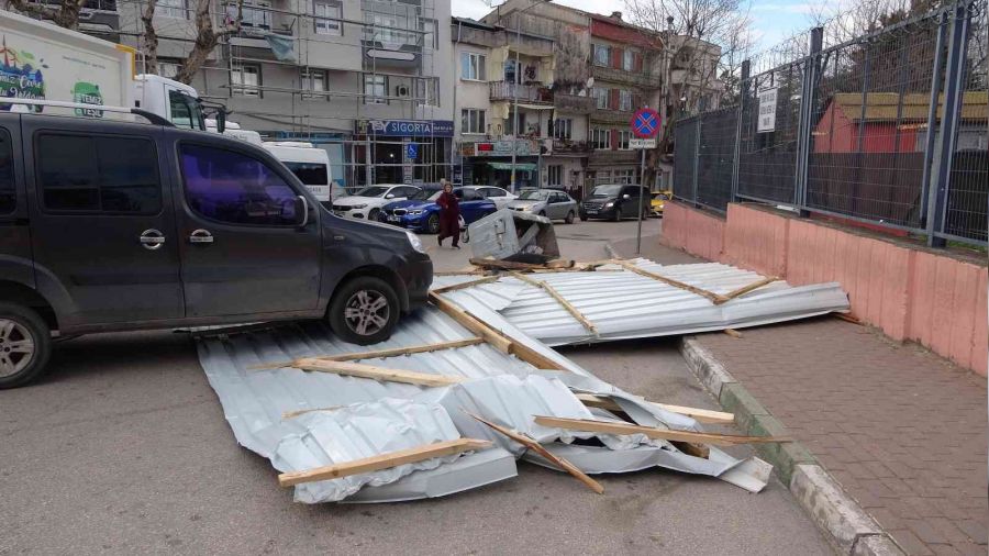 Bursa'da fırtına hayatı felç etti