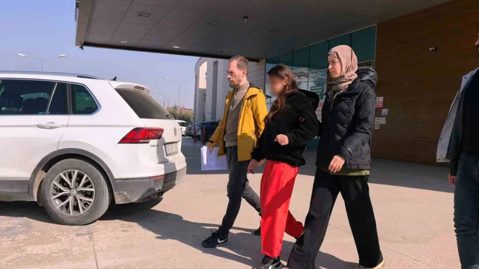 Bursa'da gen� k�zlar�n b��akl� kavgas�