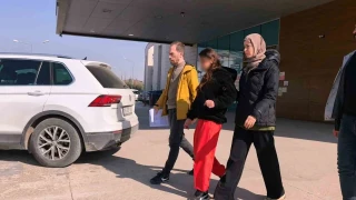 Bursa'da gen� k�zlar�n b��akl� kavgas�