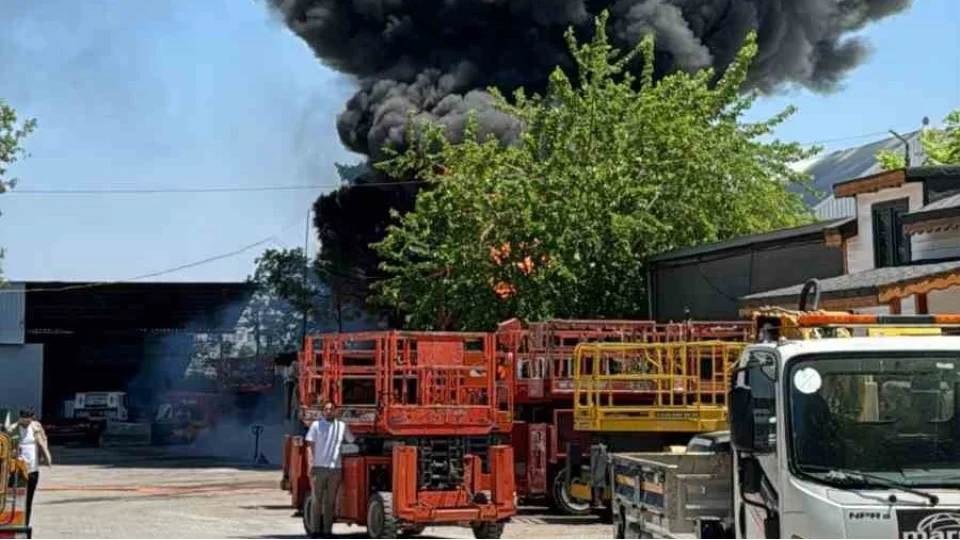 Bursa'da in�aat malzemesi deposunda b�y�k yang�n