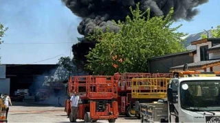 Bursa'da in�aat malzemesi deposunda b�y�k yang�n