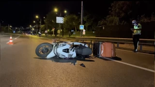 Bursa'da kontrolden çıkan motokurye bariyerlere girdi: 1 ölü