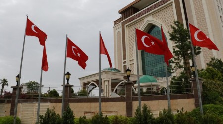 Bütün direklere Türk bayrağı