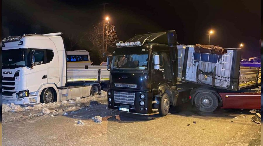 Büyük kaza: 25 araç birbirine girdi