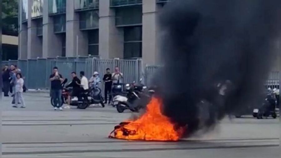 Çağlayan Adliyesi Meydanı'nda bir motosiklet alev alev yandı
