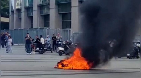 Çağlayan Adliyesi Meydanı'nda bir motosiklet alev alev yandı