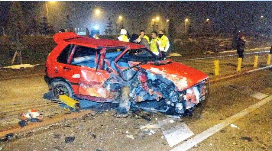 Çaldıkları otomobille ters yönde giderken kaza yaptılar