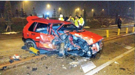 Çaldıkları otomobille ters yönde giderken kaza yaptılar