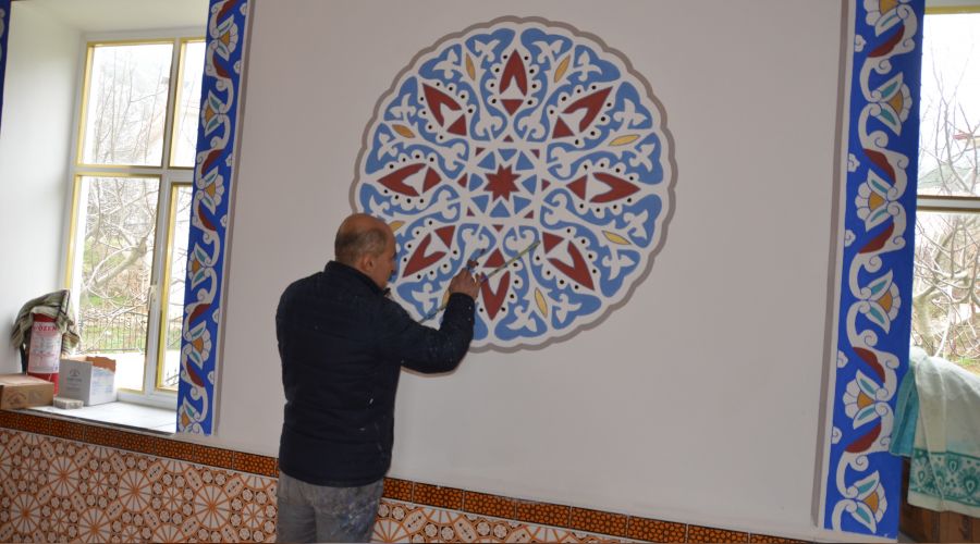 Cami işlemeleri ona emanet