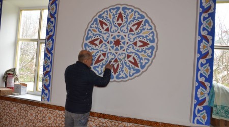 Cami işlemeleri ona emanet