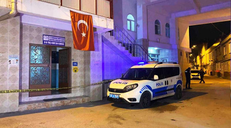 Camide imamı bıçakladı