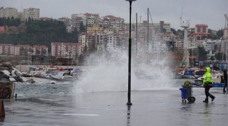Çanakkale Boğazı'nda fırtına etkili