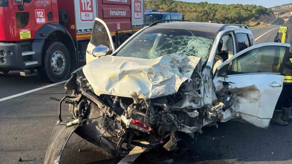 Çanakkale'de 2 otomobil kafa kafaya çarpıştı: 1 ölü